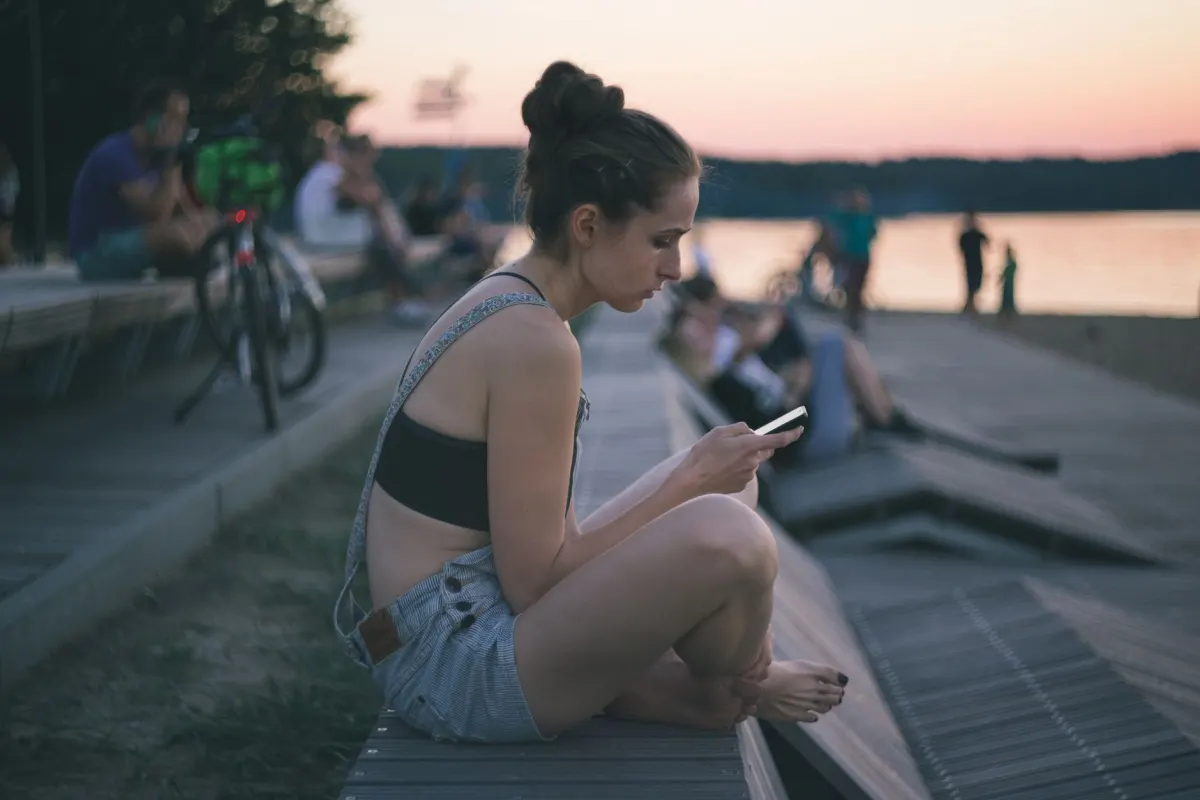 Écrans le soir : 7 astuces pour un sommeil réparateur