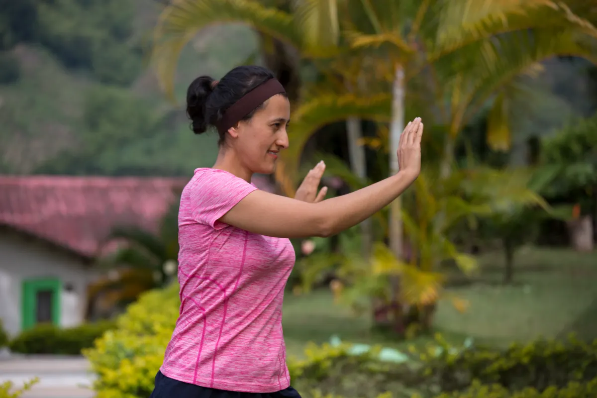 Qi gong debout vs assis vs bâton : quel style choisir ?